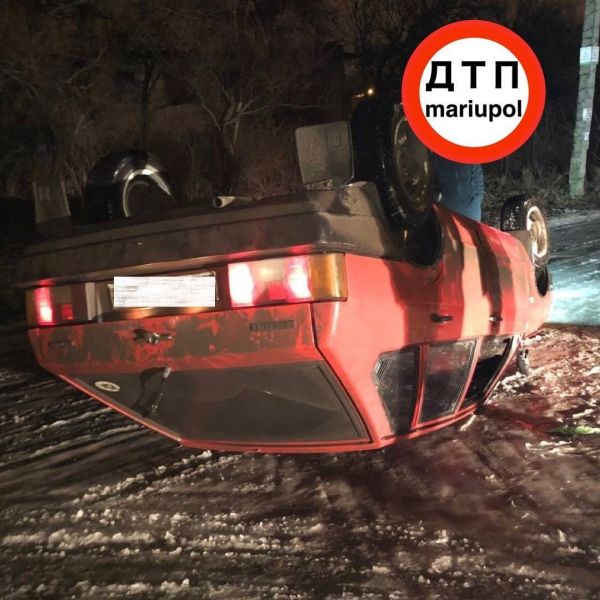 На мариупольском перекрестке автомобиль перевернулся вверх дном (ДОПОЛНЕНО)