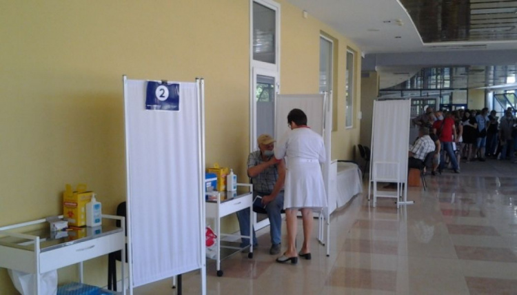 Мариупольский Центр массовой вакцинации ежечасно прививает около 60  людей от COVID-19