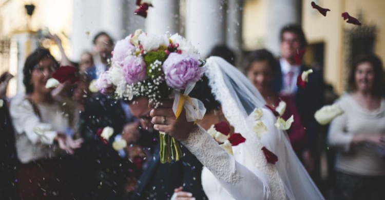 Церемонии в масках и кольца на защитные перчатки: пандемия не мешает мариупольцам заключать браки