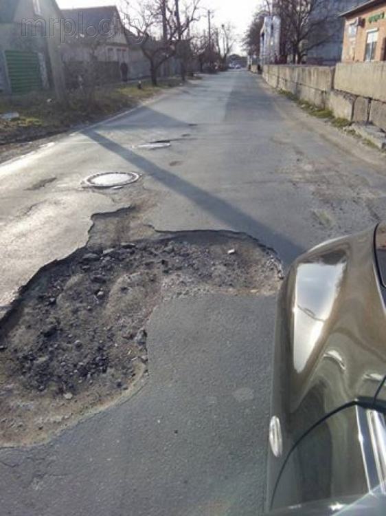 Мариупольцы в соцсетях показывают полиции «убитые» городские дороги (ФОТО)