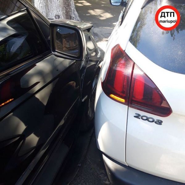 На перекрестке в Мариуполе столкнулись два солидных кросовера (ФОТО)