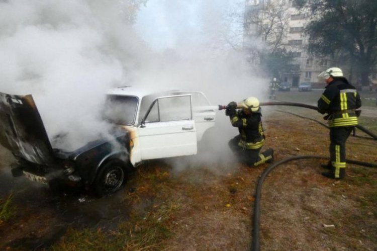 В Мариуполе в результате пожара сгорела легковушка