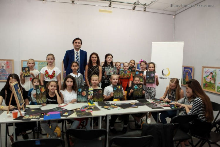 В Мариуполе открылась выставка детских работ «Мирное лето – детям Донбасса» (ФОТО)