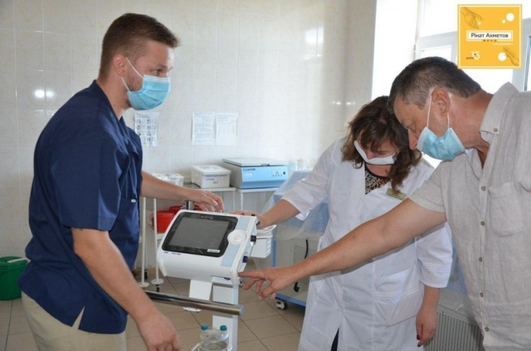 Медики Доброполья получили два высококлассных аппарата ИВЛ от Фонда Рината Ахметова и ДТЭК