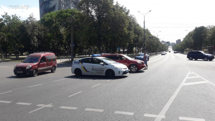 В центре Мариуполя столкнулись Chevrolet и Honda (ФОТОФАКТ)