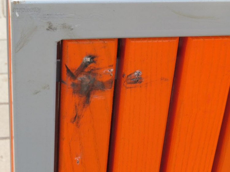 Оранжевые объекты на реконструированном проспекте в Мариуполе начали чернеть (ФОТОФАКТ)