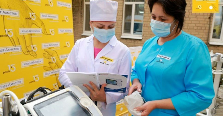 Медики Мирнограда получили три аппарата ИВЛ от Фонда Рината Ахметова