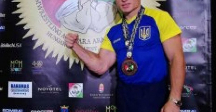 Мариупольский армрестлер привез из Венгрии бронзу чемпионата мира