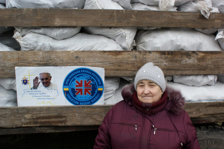Жители поселков под Мариуполем продолжают получать уголь от Папы Римского (ФОТО+ВИДЕО)