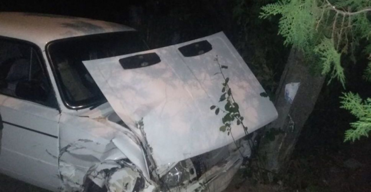 В Мариуполе пьяный водитель влетел в столб