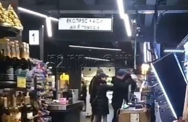 Мариуполец разгромил продуктовый магазин, отказавшись надевать защитную маску (ВИДЕО)