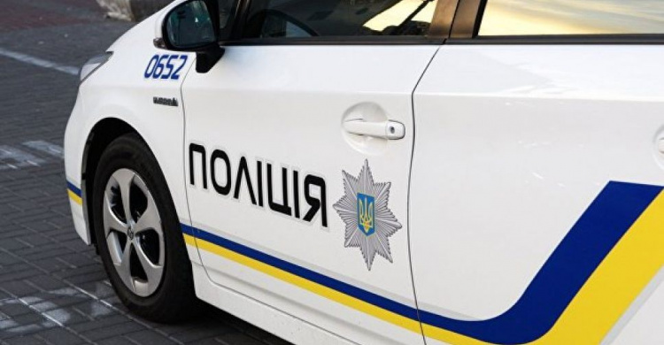 Притворился пешеходом: в центре Мариуполя водитель «Москвича» пытался скрыться от патрульных