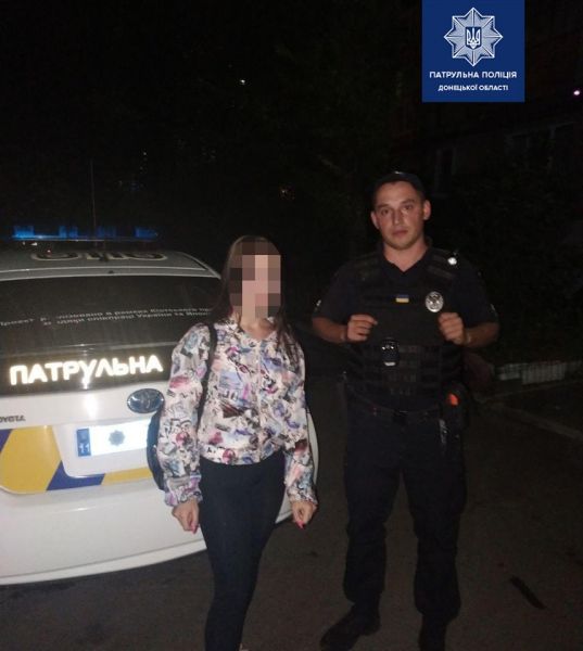 Загулялась: в Мариуполе патрульные вернули домой протестующую девочку (ФОТО)