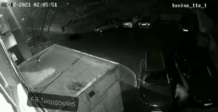 В Мариуполе разыскивают мужчину, который ночью проколол шины на нескольких машинах