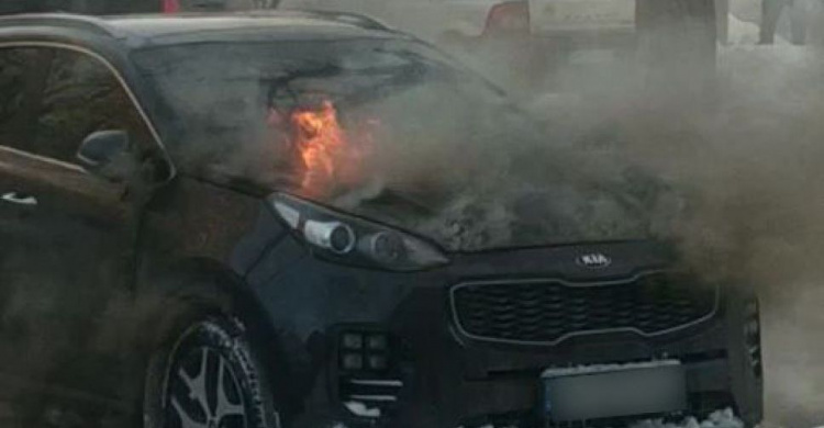 На мариупольской улице горит автомобиль (ДОПОЛНЕНО)