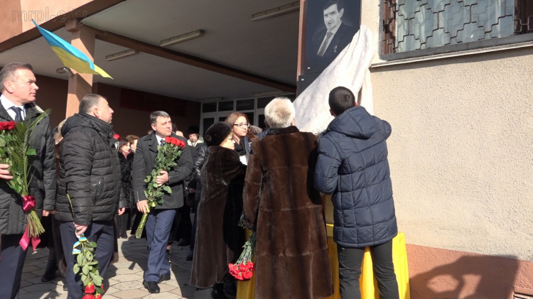 У школы мариупольской Сартаны появилась мемориальная доска Владимиру Бойко (ФОТО)