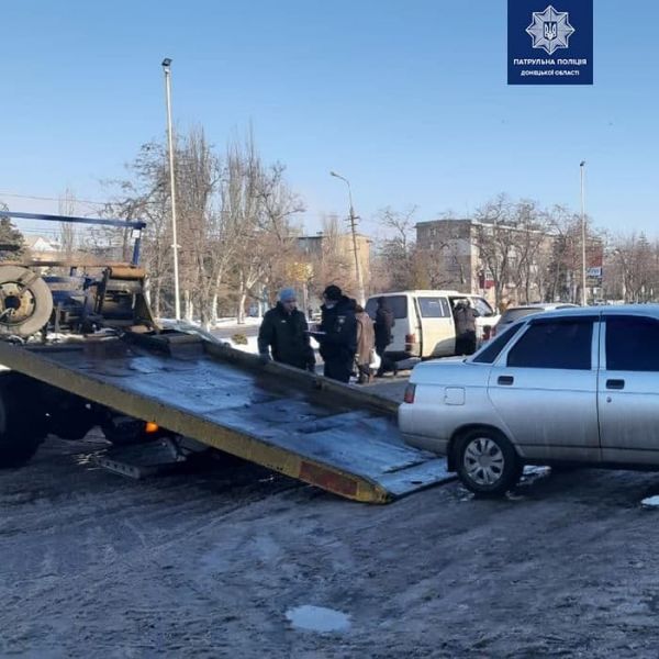 В Мариуполе эвакуировали неправильно припаркованный автомобиль