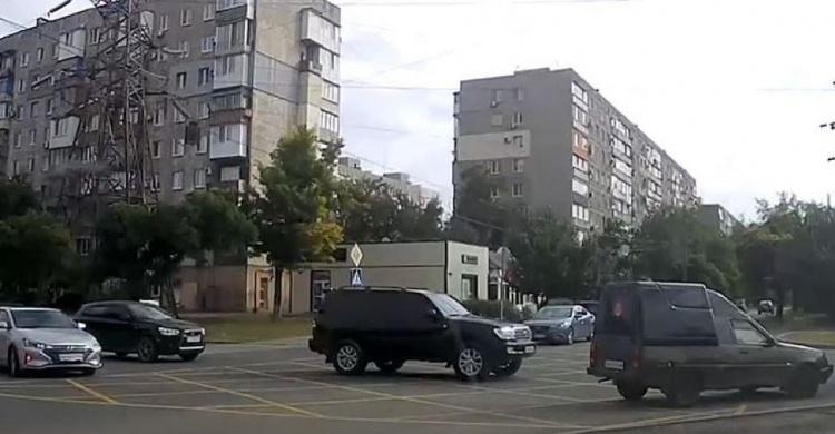 В сети опубликовали видео с нарушителями на дорогах Мариуполя