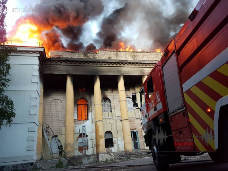 На Донетчине вспыхнул сильный пожар: горит бывший Дом культуры (ФОТО+ВИДЕО)
