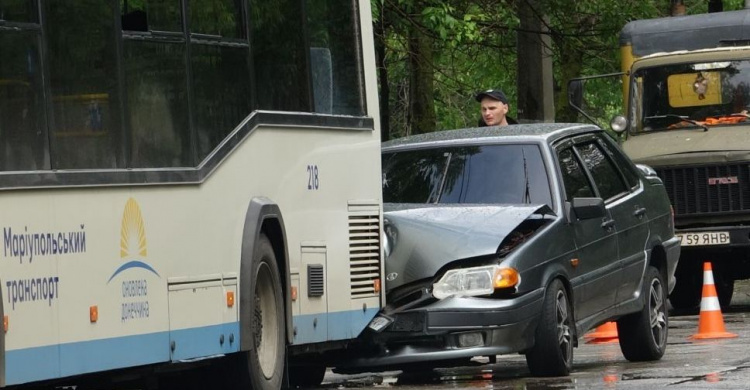 В Мариуполе легковушка врезалась в троллейбус (ФОТО)
