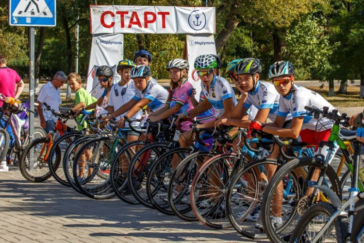 Шоссейная велогонка в Мариуполе собрала школьников и взрослых (ФОТО)