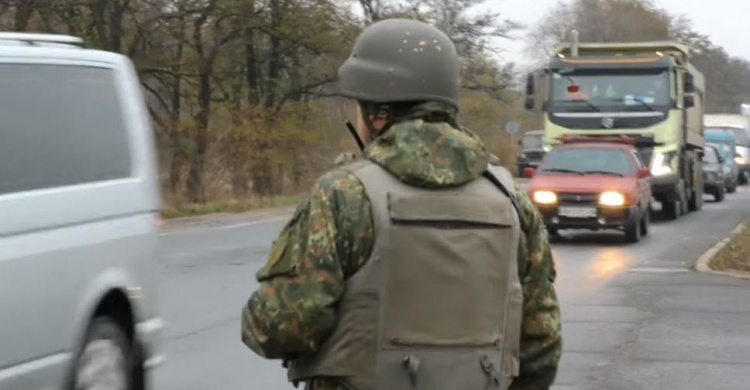 Мобильный блокпост в Мариуполе помог задержать двух перевозчиков боеприпасов (ВИДЕО)