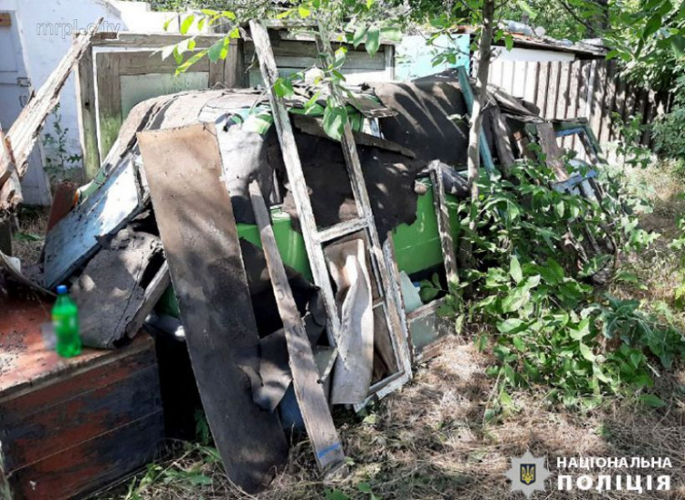 Угнанное в Мариуполе авто нашли под старыми дверями и линолеумом (ФОТО)