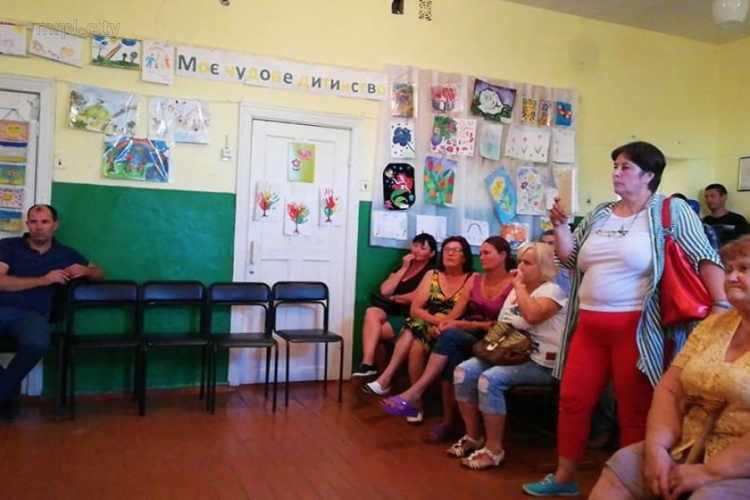 «Дайте нам право голоса»: Под Мариуполем препятствуют добровольному волеизъявлению громады села (ФОТО+ВИДЕО)