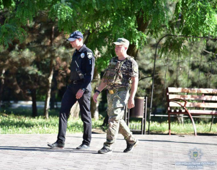 Военные и полиция охраняют порядок в праздничном Мариуполе (ФОТО)