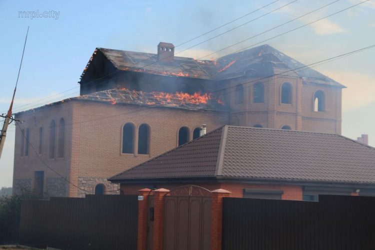 Тушили 5 часов - спасатели показали борьбу с масштабным пожаром в поселке под Мариуполем (ФОТО+ВИДЕО)