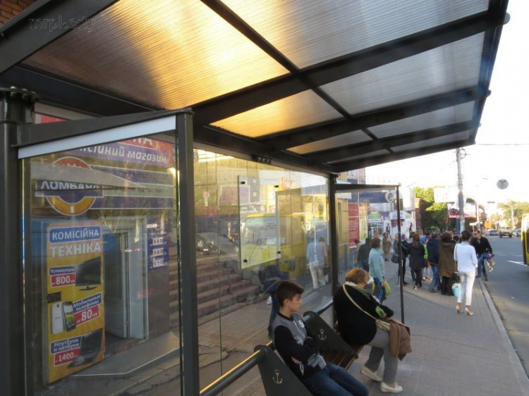 На прозрачных остановках в Мариуполе появились разноцветные схемы (ФОТО)