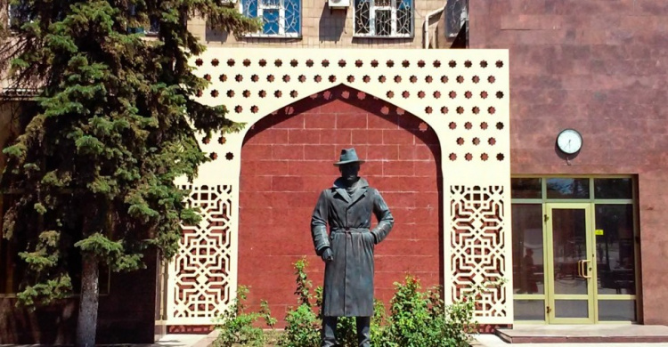 За спиной памятника Высоцкому в Мариуполе вырос арабский дворец (ФОТО)