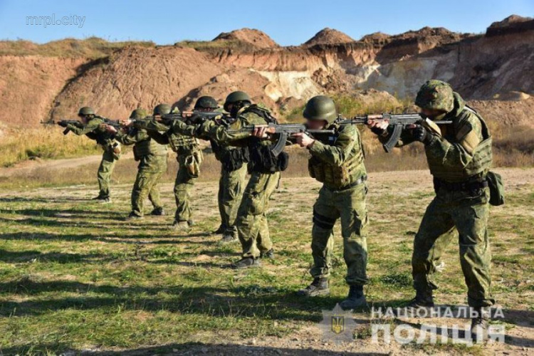 Под Мариуполем полицейские провели спецоперацию и легли под колёса БРДМ (ФОТО)