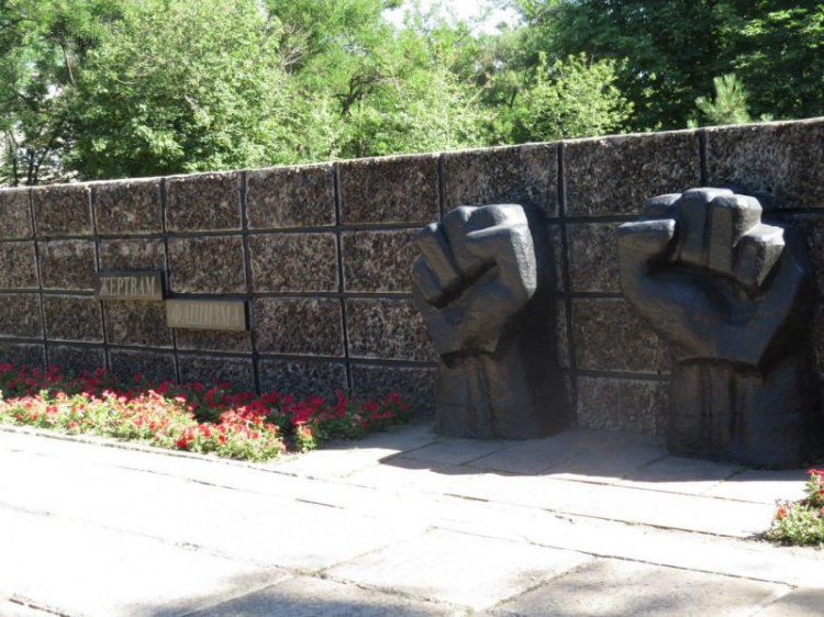 Вандалы покуражились возле памятника жертвам фашизма в Мариуполе (ФОТОФАКТ)