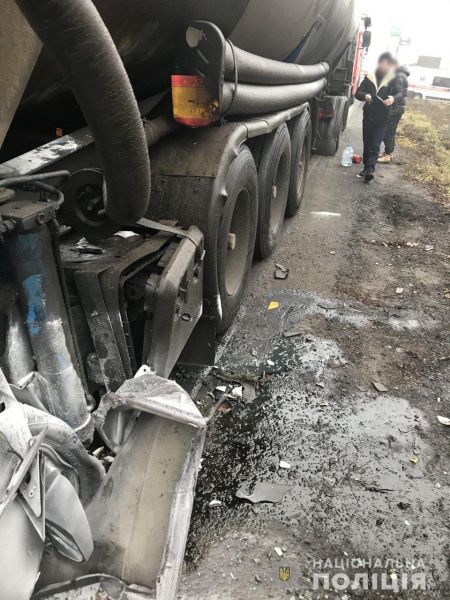 Жуткое ДТП на Донетчине: легковушка врезалась в грузовик (ФОТО)