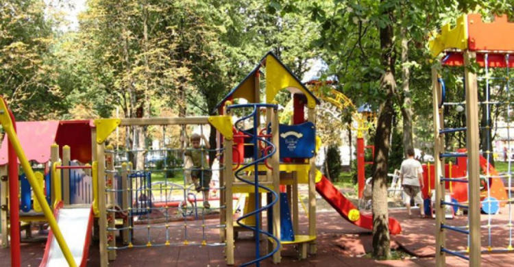 В Мариуполе на детских площадках ранили из пистолета подростка и избили женщину