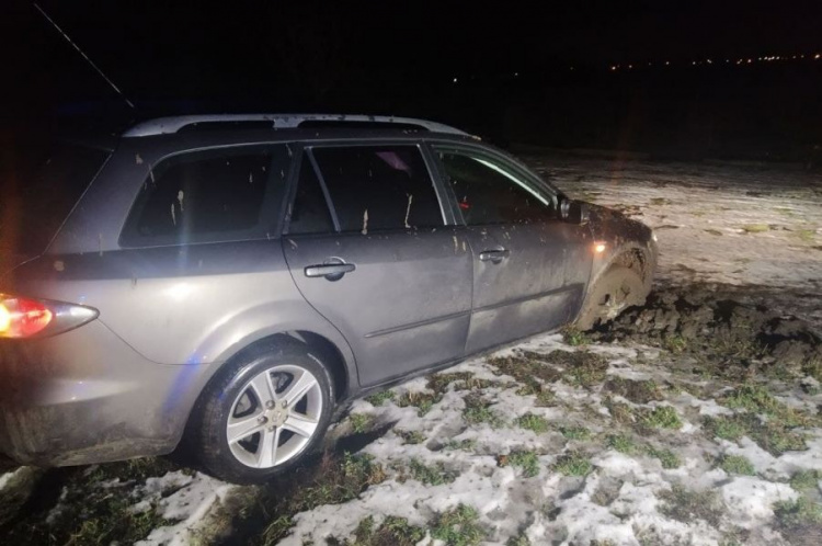 В Мариуполе спасатели доставали автомобиль из грязи
