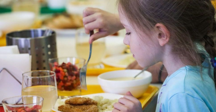 Почему детям «новых мариупольцев» приходится платить за питание в школах и детсадах?
