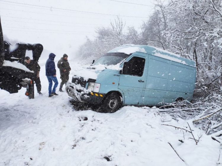 Из-за непогоды десятки грузовиков и автобусов застряли в кюветах на дорогах Донецкой области (ФОТО)