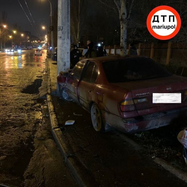 В Мариуполе автомобилист попал в аварию, пытаясь уйти от столкновения