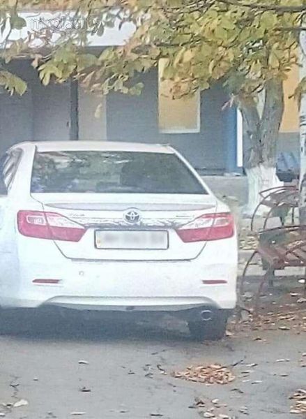 «С блатными номерами»: в Мариуполе водитель иномарки препятствовал движению пешеходов (ФОТОФАКТ)