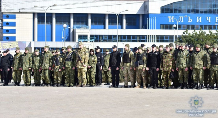 Храмы Мариуполя взяли под круглосуточную охрану полиции (ФОТО+ВИДЕО)