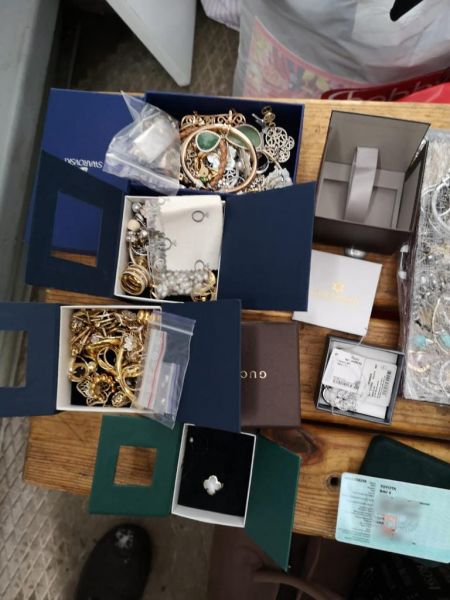 Контрабанда на КПВВ Донбасса: более 150 тысяч долларов в чемодане. В Мариуполь везли монеты и картины