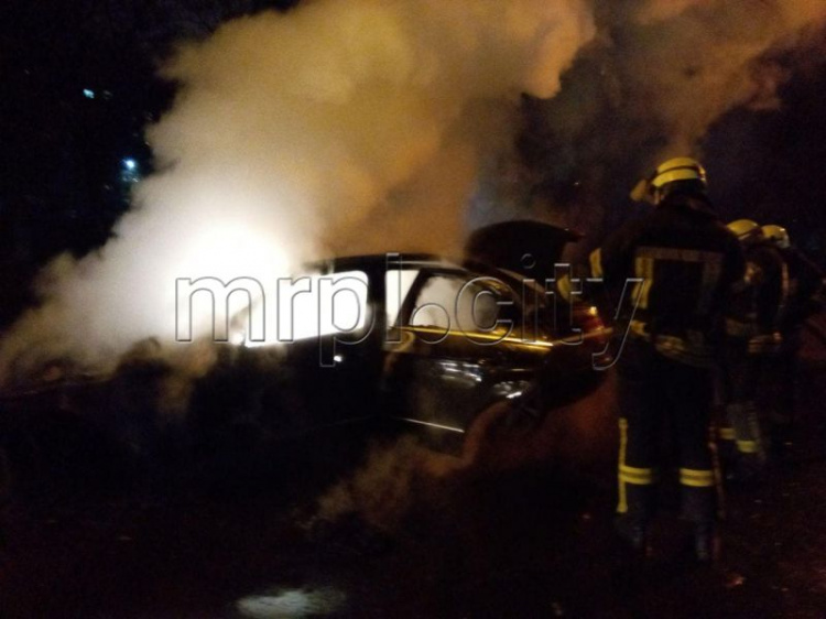 В центре Мариуполя сгорел дотла автомобиль, в Волновахе мужчина погиб в горящей машине