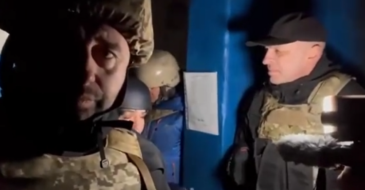 Украинские нардепы и иностранные журналисты попали под обстрел на Донбассе (ВИДЕО)
