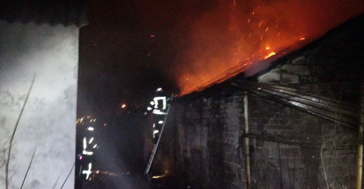 В центре Мариуполя в воскресенье раздался взрыв, загорелось здание (ФОТО)