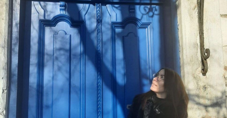 В Мариуполе старинные двери декорируют под фотозону ко Дню влюбленных
