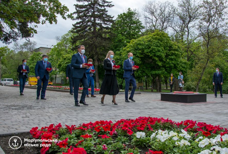 Во всех районах Мариуполя почтили память героев Второй мировой воины (ФОТО)