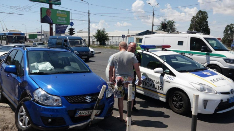 При столкновении в Мариуполе Suzuki с Chevrolet пострадала женщина (ФОТО)