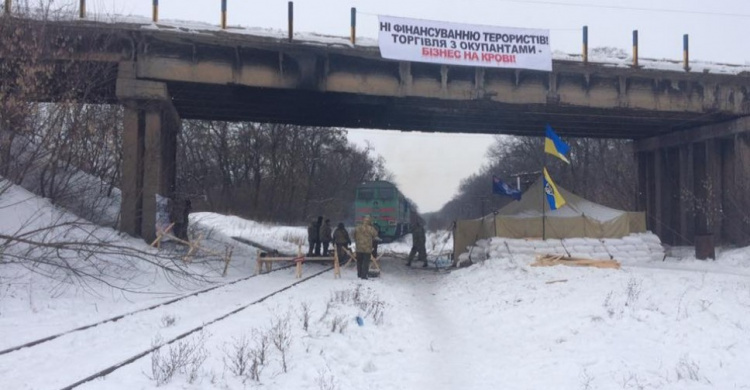 Железнодорожники и полицейские вывезли грузовой поезд с места блокады в Донбассе